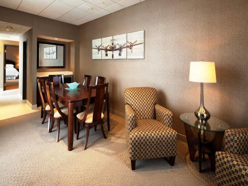 Sheraton Cleveland Airport Hotel Esterno foto