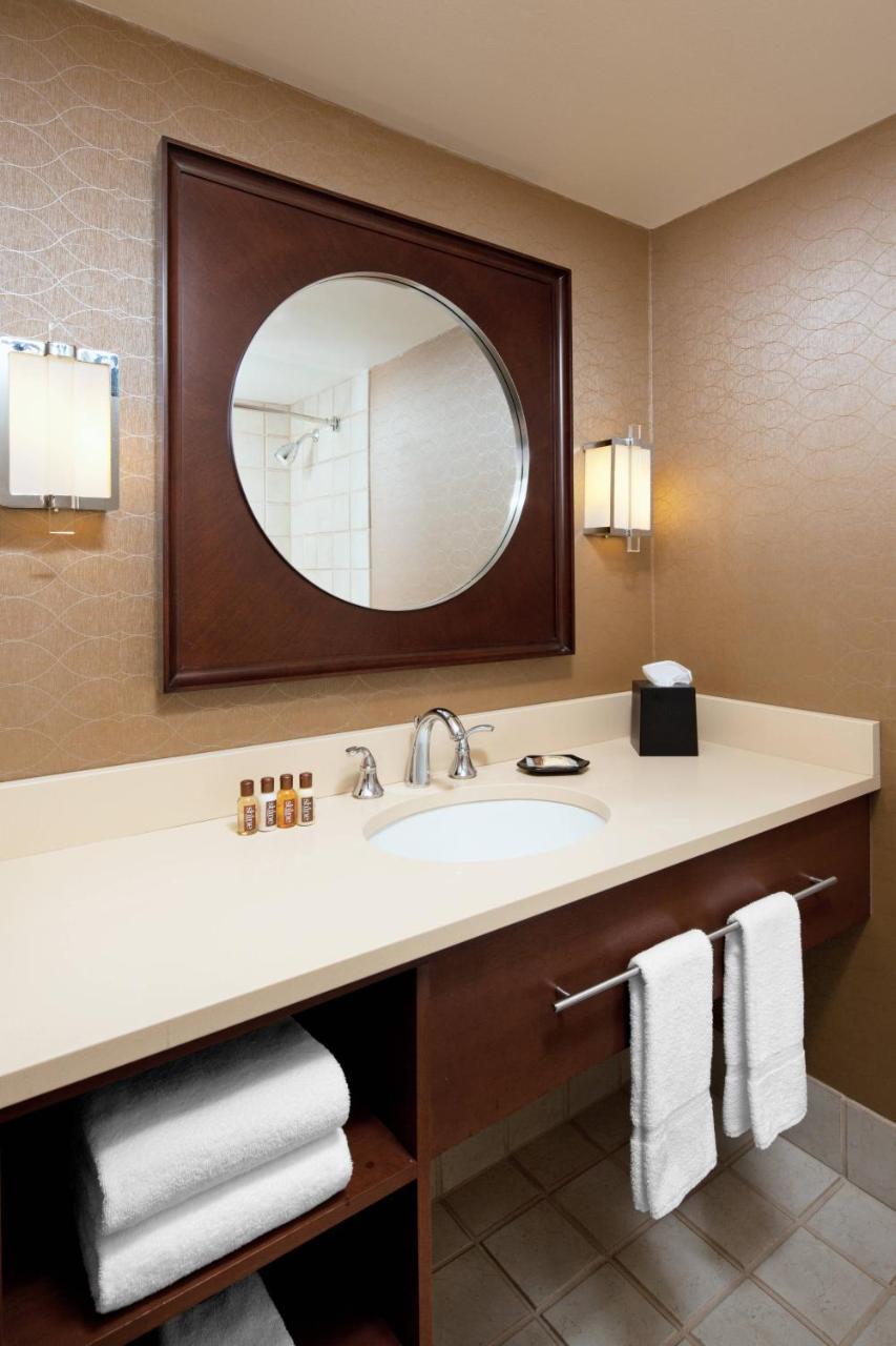 Sheraton Cleveland Airport Hotel Esterno foto